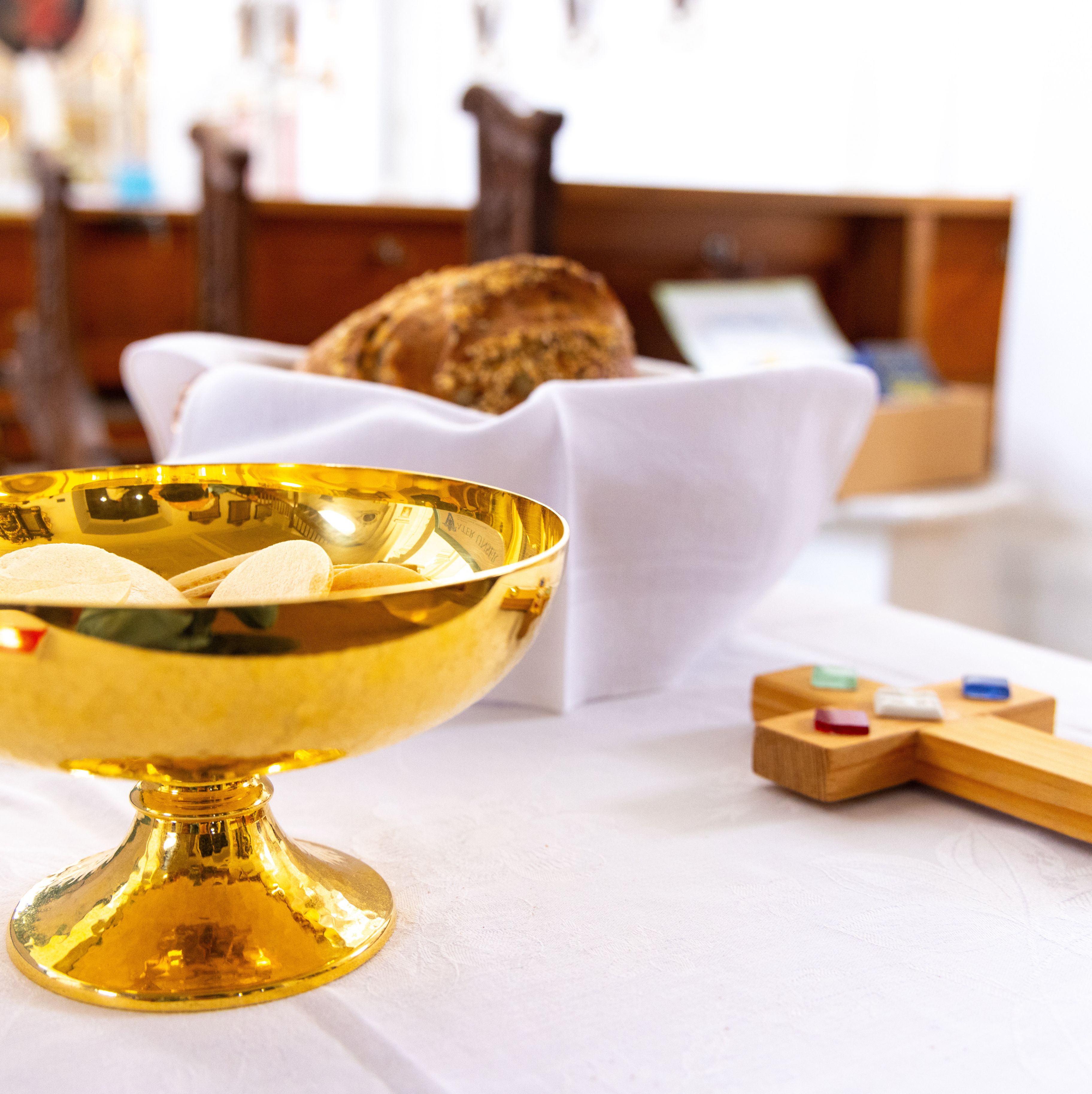 Hostienschale und Kreuz