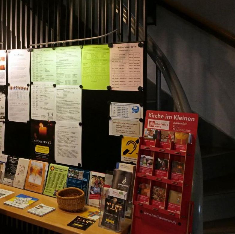 Plakatwand mit Aushängen