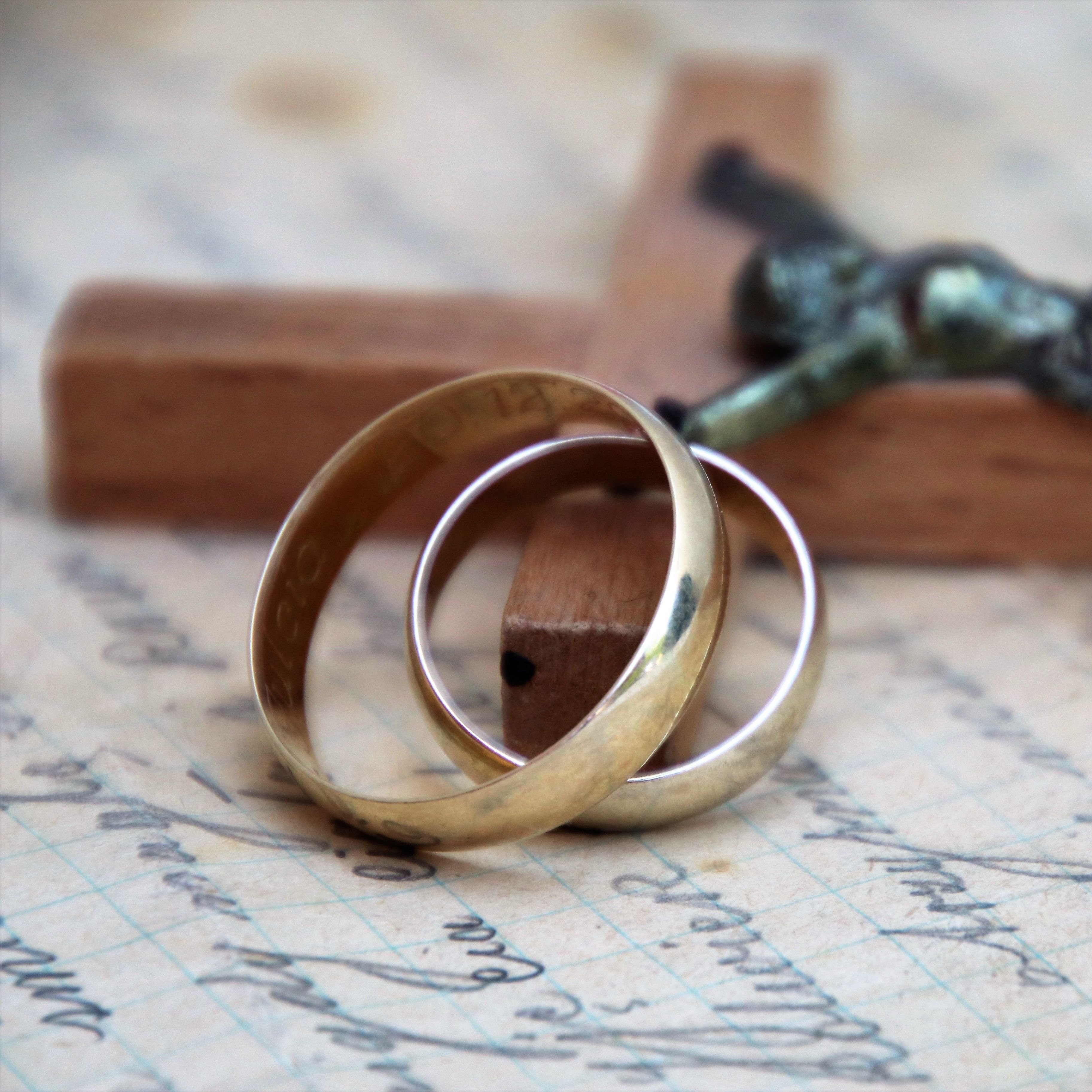 Kreuz mit Eheringen Bild: Peter Weidemann In: Pfarrbriefservice.de