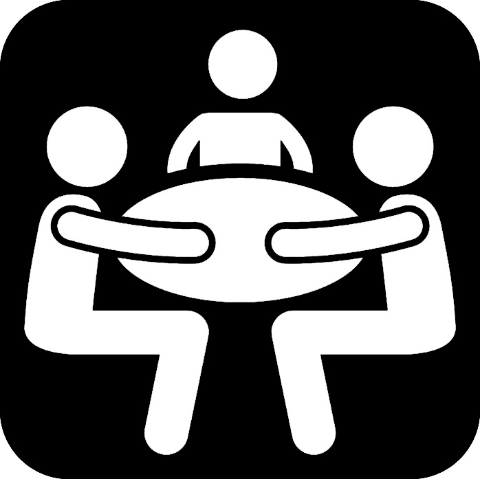 3 Personen an einem Tisch